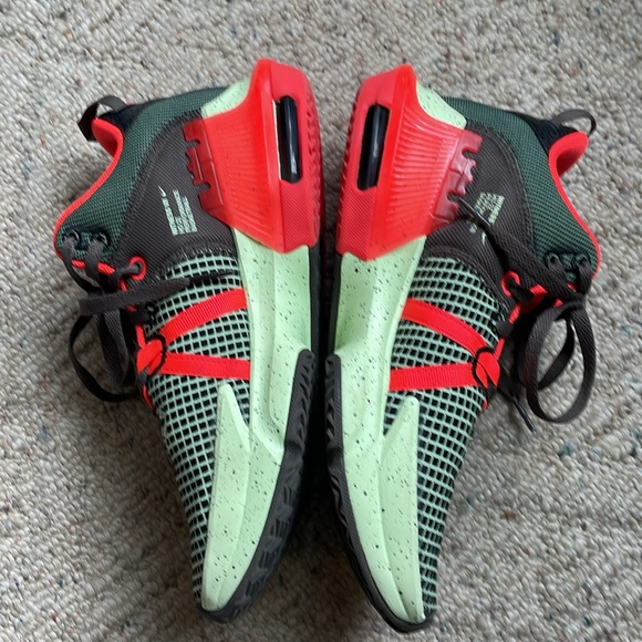 LeBron James Size 8 Basketball Witness VII shoes - Picture 2 of 8